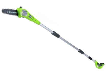 מסור גבהים נטען GREENWORKS 24V דגם 99502-7 עם מוט אלומיניום 2.62 מטר, להב 8 אינץ', שימון אוטומטי ומת