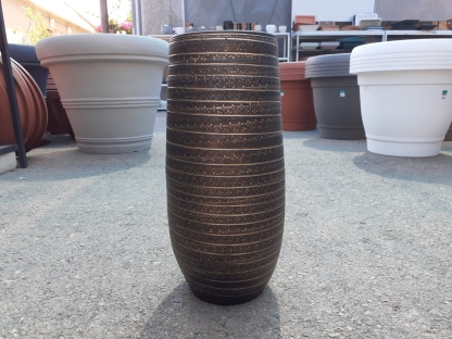 עציץ סולאנו מוגבה שחור/זהב 22 ס"מ